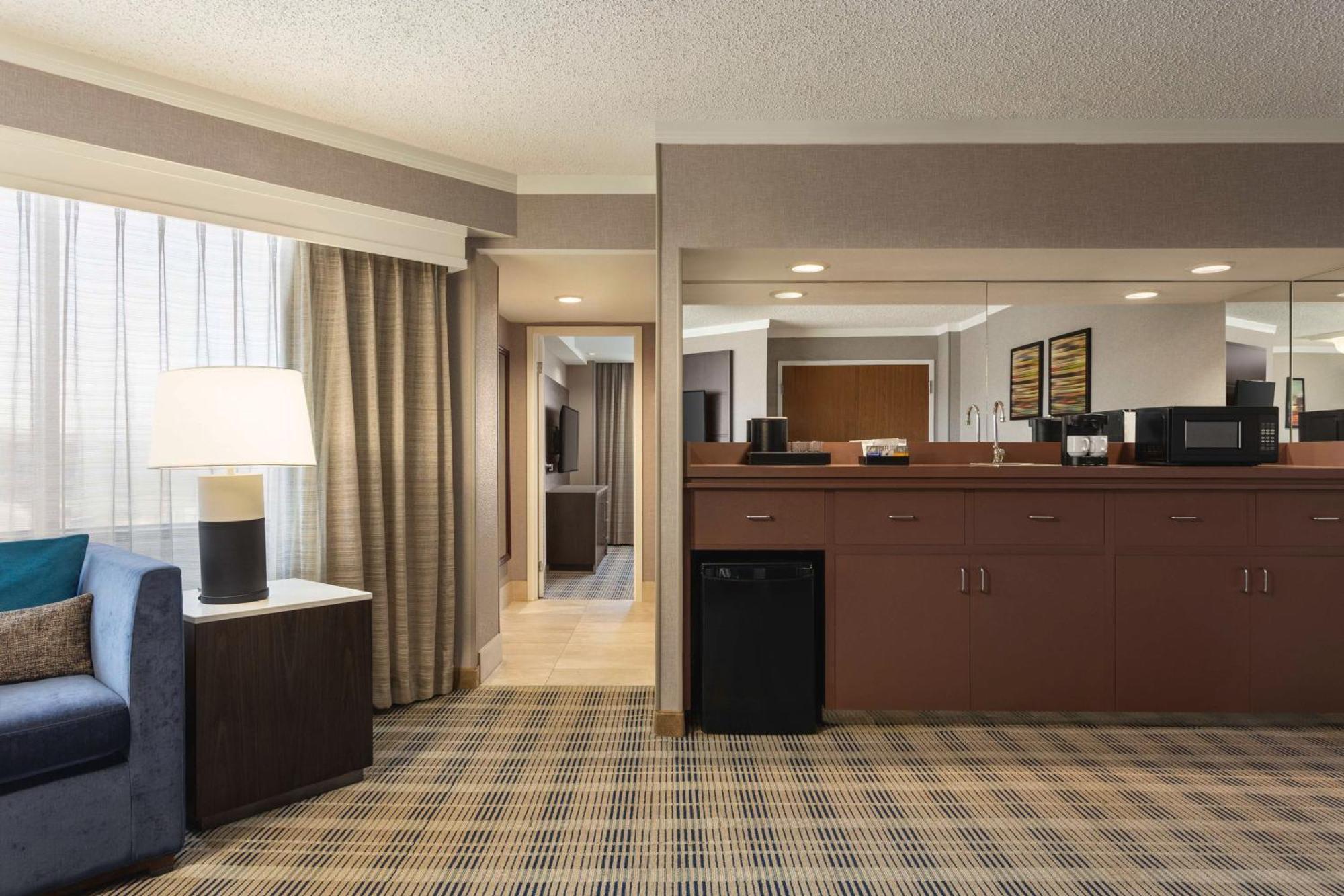 Hotel Embassy By Hilton Kansas Overland Park